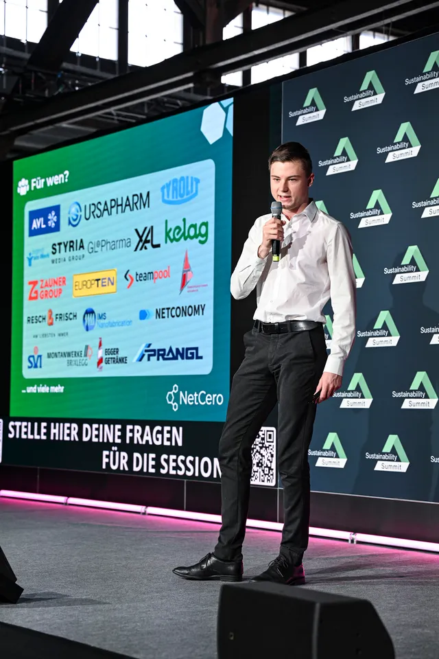 Lukas Windisch präsentiert NetCero-Kund:innen beim Sustainability Summit Hamburg